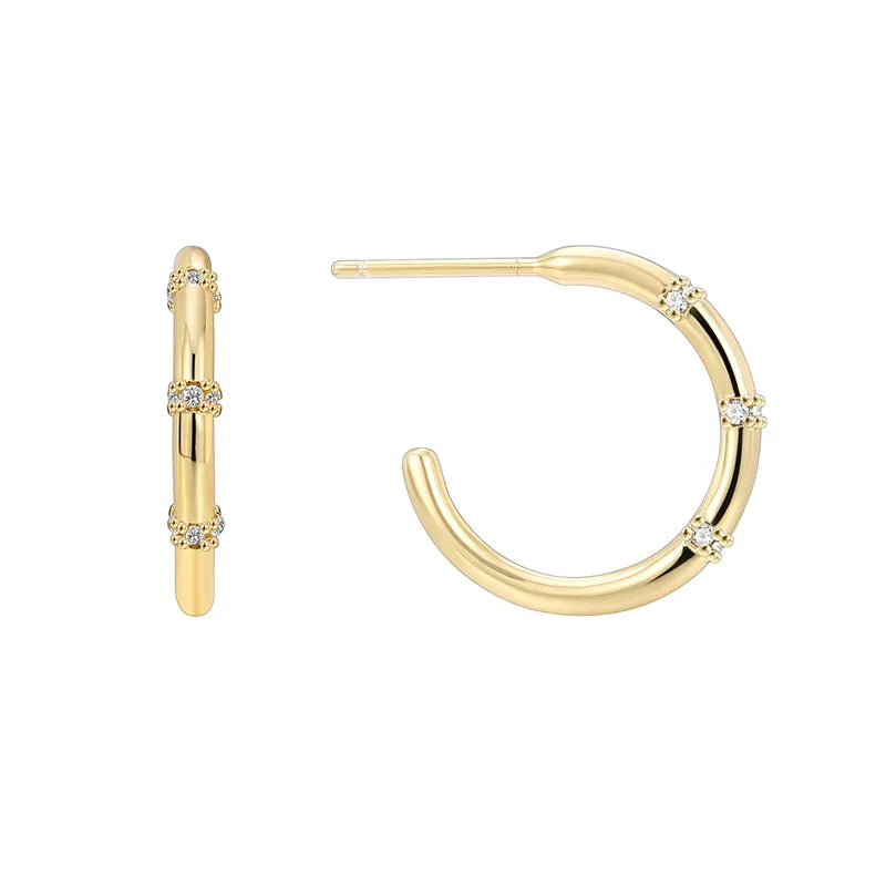 Boucles d’oreilles créoles dorées pour femme en plaqué or, ornées de trois fines lignes de zircons étincelants. Bijou moderne et raffiné, au design fluide et épuré, parfait pour une allure chic et lumineuse au quotidien ou en soirée